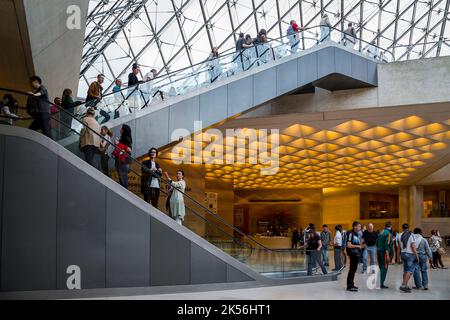 PARIS, FRANCE - 13 MAI 2015 : la Grande Pyramide est l'entrée centrale du Musée du Louvre. Banque D'Images