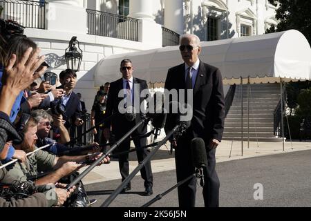 Washington, États-Unis. 06th octobre 2022. Le président américain Joe Biden parle aux membres des médias sur les promenades en pelouse sud de la Maison Blanche à Washington avant son départ à Poughkeepsie, New York, sur 6 octobre 2022. Photo par Yuri Gripas/UPI crédit: UPI/Alay Live News Banque D'Images