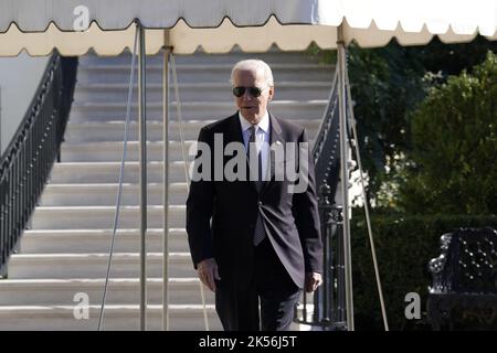 Washington, États-Unis. 06th octobre 2022. Le président américain Joe Biden sort de la Maison Blanche à Washington avant son départ pour Poughkeepsie, New York, sur 6 octobre 2022. Photo par Yuri Gripas/UPI crédit: UPI/Alay Live News Banque D'Images