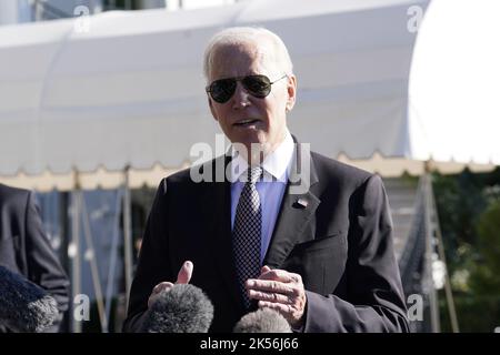 Washington, États-Unis. 06th octobre 2022. Le président américain Joe Biden parle aux membres des médias sur les promenades en pelouse sud de la Maison Blanche à Washington avant son départ à Poughkeepsie, New York, sur 6 octobre 2022. Photo par Yuri Gripas/UPI crédit: UPI/Alay Live News Banque D'Images