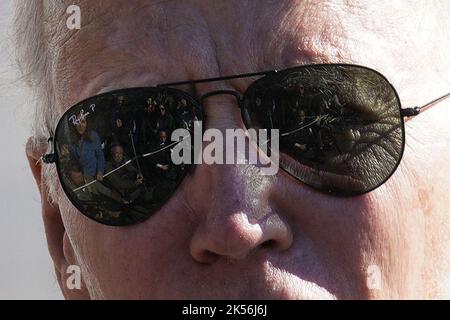 Washington, États-Unis. 06th octobre 2022. Le président américain Joe Biden parle aux membres des médias sur les promenades en pelouse sud de la Maison Blanche à Washington avant son départ à Poughkeepsie, New York, sur 6 octobre 2022. Photo par Yuri Gripas/UPI crédit: UPI/Alay Live News Banque D'Images