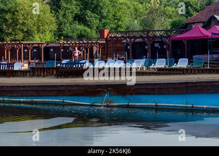 Baile Sacelu, Comté de Gorj, Roumanie – 24 juillet 2022: Vue de l'intérieur de la base de traitement - les piscines avec la boue thérapeutique dans la station de Baile Sacelu, Gorj, Banque D'Images