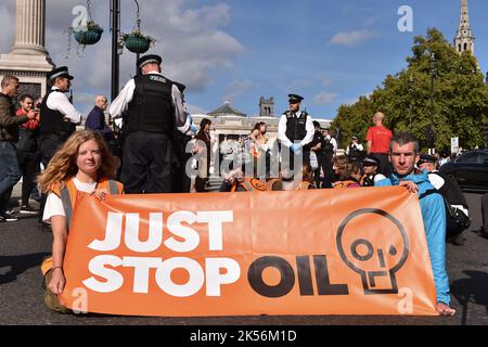 Londres, Angleterre, Royaume-Uni. 6th octobre 2022. Les manifestants tiennent une bannière à la manifestation. Le groupe de militants du climat Just Stop Oil a bloqué les routes autour de Trafalgar Square le 6th jour de l'action d'Occupy Westminster, exigeant de mettre fin à toutes les licences et consentements futurs pour l'exploration, le développement et la production de combustibles fossiles au Royaume-Uni. (Image de crédit : © Thomas Krych/ZUMA Press Wire) Banque D'Images