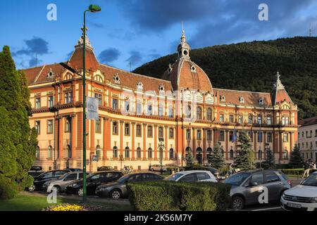 Façade du palais de justice qui abrite actuellement la préfecture de Brasov, le conseil de comté et la Cour d'appel. Banque D'Images