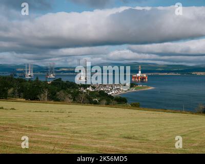 Le paysage agricole d'été et le littoral de l'entreprise Cromary Firth avec ses rigs de pétrole, Cromarty, Black Isle, Ross et Cromarty, Highland Scotland UK Banque D'Images