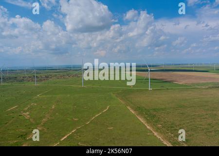 Une rangée d'éoliennes à énergie renouvelable dans un parc éolien de l'État du Texas aux États-Unis. Banque D'Images