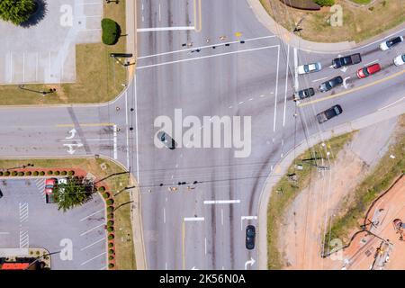 Les intersections de circulation sont des endroits où les voitures se croisent Banque D'Images