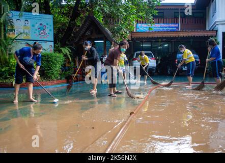 Chiang Mai, Thaïlande. 5th octobre 2022. Les femmes nettoient une école dans le district de Muang de Chiang Mai au cours des suites. La situation des inondations à Chiang Mai, dans la partie nord de la Thaïlande, s'est facilitée par la diminution des niveaux d'eau. Les inondations ont endommagé les zones commerciales, la route Chang Khlan et le bazar nocturne. (Credit image: © Pongmanat Tasiri/SOPA Images via ZUMA Press Wire) Banque D'Images