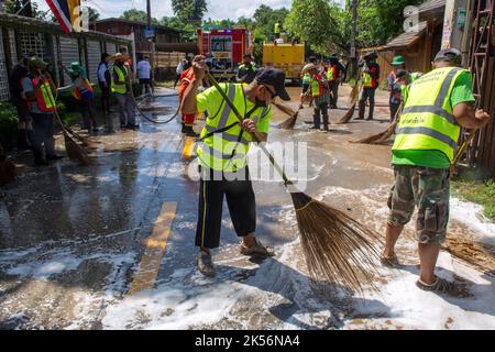 Chiang Mai, Thaïlande. 5th octobre 2022. Des employés municipaux nettoient une route dans le district de Muang de Chiang Mai au cours des séquelles. La situation des inondations à Chiang Mai, dans la partie nord de la Thaïlande, s'est facilitée par la diminution des niveaux d'eau. Les inondations ont endommagé les zones commerciales, la route Chang Khlan et le bazar nocturne. (Credit image: © Pongmanat Tasiri/SOPA Images via ZUMA Press Wire) Banque D'Images