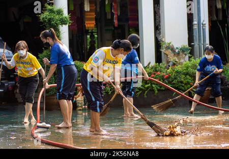 Chiang Mai, Thaïlande. 5th octobre 2022. Les femmes nettoient une école dans le district de Muang de Chiang Mai au cours des suites. La situation des inondations à Chiang Mai, dans la partie nord de la Thaïlande, s'est facilitée par la diminution des niveaux d'eau. Les inondations ont endommagé les zones commerciales, la route Chang Khlan et le bazar nocturne. (Credit image: © Pongmanat Tasiri/SOPA Images via ZUMA Press Wire) Banque D'Images