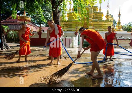 Chiang Mai, Thaïlande. 5th octobre 2022. Les moines nettoient un temple dans le quartier de Muang de Chiang Mai au lendemain. La situation des inondations à Chiang Mai, dans la partie nord de la Thaïlande, s'est facilitée par la diminution des niveaux d'eau. Les inondations ont endommagé les zones commerciales, la route Chang Khlan et le bazar nocturne. (Credit image: © Pongmanat Tasiri/SOPA Images via ZUMA Press Wire) Banque D'Images