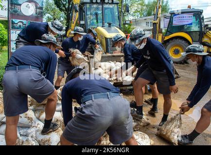 Chiang Mai, Thaïlande. 5th octobre 2022. Les officiers de la Force aérienne thaïlandaise retirent des sacs de sable pour renforcer une digue à Chiang Mai au cours des suites. La situation des inondations à Chiang Mai, dans la partie nord de la Thaïlande, s'est facilitée par la diminution des niveaux d'eau. Les inondations ont endommagé les zones commerciales, la route Chang Khlan et le bazar nocturne. (Credit image: © Pongmanat Tasiri/SOPA Images via ZUMA Press Wire) Banque D'Images
