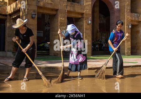Chiang Mai, Thaïlande. 5th octobre 2022. Les sœurs et les femmes nettoient une église dans le district de Muang de Chiang Mai pendant les séquelles. La situation des inondations à Chiang Mai, dans la partie nord de la Thaïlande, s'est facilitée par la diminution des niveaux d'eau. Les inondations ont endommagé les zones commerciales, la route Chang Khlan et le bazar nocturne. (Credit image: © Pongmanat Tasiri/SOPA Images via ZUMA Press Wire) Banque D'Images