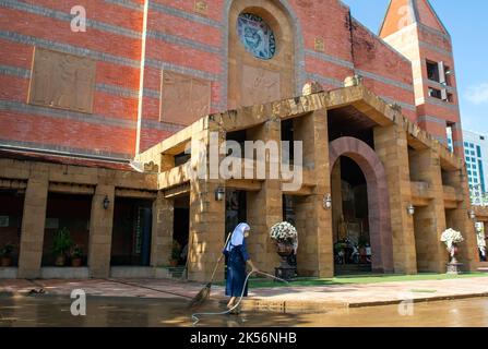 Chiang Mai, Thaïlande. 5th octobre 2022. Une sœur nettoie une église dans le quartier de Muang de Chiang Mai pendant les séquelles. La situation des inondations à Chiang Mai, dans la partie nord de la Thaïlande, s'est facilitée par la diminution des niveaux d'eau. Les inondations ont endommagé les zones commerciales, la route Chang Khlan et le bazar nocturne. (Credit image: © Pongmanat Tasiri/SOPA Images via ZUMA Press Wire) Banque D'Images