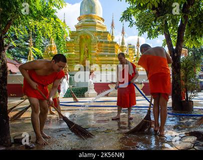 Chiang Mai, Thaïlande. 5th octobre 2022. Les moines nettoient un temple dans le quartier de Muang de Chiang Mai au lendemain. La situation des inondations à Chiang Mai, dans la partie nord de la Thaïlande, s'est facilitée par la diminution des niveaux d'eau. Les inondations ont endommagé les zones commerciales, la route Chang Khlan et le bazar nocturne. (Credit image: © Pongmanat Tasiri/SOPA Images via ZUMA Press Wire) Banque D'Images