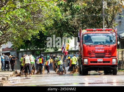 Chiang Mai, Thaïlande. 5th octobre 2022. Des employés municipaux nettoient une route dans le district de Muang de Chiang Mai au cours des séquelles. La situation des inondations à Chiang Mai, dans la partie nord de la Thaïlande, s'est facilitée par la diminution des niveaux d'eau. Les inondations ont endommagé les zones commerciales, la route Chang Khlan et le bazar nocturne. (Credit image: © Pongmanat Tasiri/SOPA Images via ZUMA Press Wire) Banque D'Images