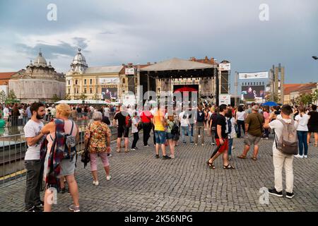 CLUJ-NAPOCA, TRANSYLVANIE, ROUMANIE - 21 AOÛT 2018 : des gens joyeux s'amusent lors d'un concert de rock sur 21 août 2018 à Cluj-Napoca. Banque D'Images