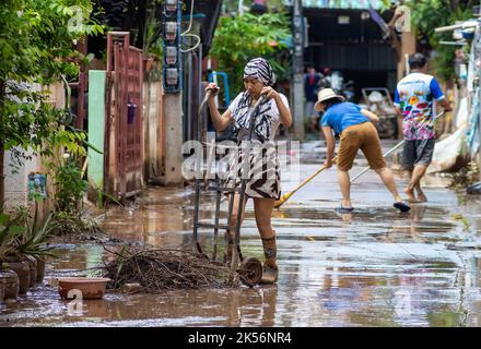 Chiang Mai, Thaïlande. 5th octobre 2022. Une femme nettoie une maison dans le quartier de Muang de Chiang Mai au lendemain. La situation des inondations à Chiang Mai, dans la partie nord de la Thaïlande, s'est facilitée par la diminution des niveaux d'eau. Les inondations ont endommagé les zones commerciales, la route Chang Khlan et le bazar nocturne. (Credit image: © Pongmanat Tasiri/SOPA Images via ZUMA Press Wire) Banque D'Images