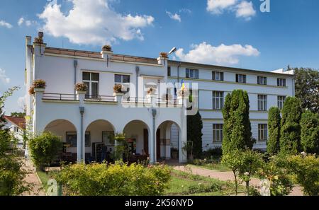 Le vieux bâtiment donne sur le jardin botanique, attraction touristique majeure, sur 21 août 2018 à Cluj-Napoca. Banque D'Images