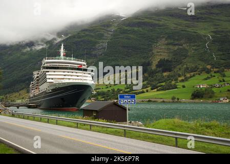 Bateau de croisière Queen Victoria, croisière Cunard amarrée au quai d'Olden, Stryn, comté de Vestland, Norvège. Cunard Queen Victoria, Fjords norvégiens. Banque D'Images