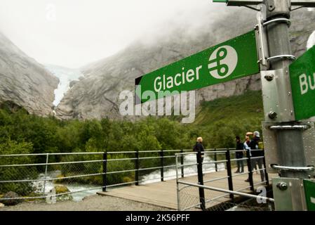 Un panneau indiquant Briksdal Glacier / Briksdalsbreen à Jostedalsbreen / Jostedal Glacier National Park, Norvège. Panneau indiquant le glacier #Briksdal. Banque D'Images
