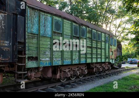 Ancienne voiture de fret garée dans un dépôt à Craiova, Roumanie Banque D'Images