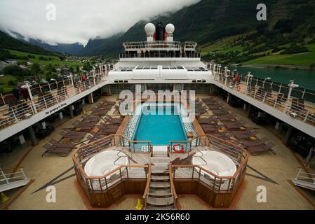 La vue sur le pont supérieur du bateau de croisière Queen Victoria, une croisière Cunard. La terrasse supérieure de la reine Victoria donne sur la piscine. Fjords norvégiens. Banque D'Images