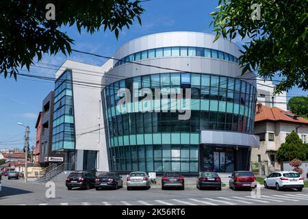 Craiova, comté de Dolj, Roumanie – 14 mai 2022: Bâtiment moderne dans le centre-ville de Craiova, Roumanie. Banque D'Images