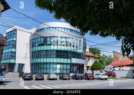 Craiova, comté de Dolj, Roumanie – 14 mai 2022: Bâtiment moderne dans le centre-ville de Craiova, Roumanie. Banque D'Images