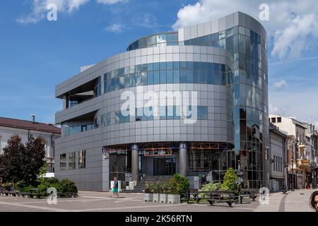 Craiova, comté de Dolj, Roumanie – 14 mai 2022: Bâtiment moderne dans le centre-ville de Craiova, Roumanie. Banque D'Images