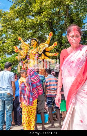 Les passionnés immergent Durga Idol sur le Gange pendant la dernière journée du festival de Durga Puja . Banque D'Images