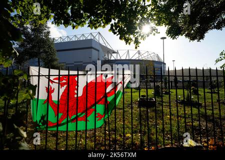 Cardiff, Royaume-Uni. 06th octobre 2022. Un drapeau gallois est suspendu à l'extérieur du stade de Cardiff City, avant le premier tour de la coupe du monde des femmes de la FIFA 2023 entre le pays de Galles et la Bosnie-Herzégovine au stade de Cardiff City à Cardiff, pays de Galles. (James Whitehead/SPP) crédit: SPP Sport Press photo. /Alamy Live News Banque D'Images