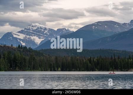 Deux personnes pêchant en canoë sur le lac Beauvert avec Mount Edith Cavell, parc national Jasper, Alberta, Canada. Banque D'Images