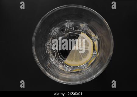 Boisson rafraîchissante d'été sur les rochers avec une tranche de citron . Vue du dessus sur fond sombre Banque D'Images