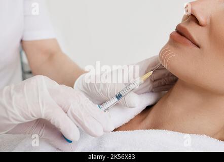 Visage de la femme menton et visage inférieur en utilisant l'injection de beauté, non chirurgie.Traiter le contour de la face de levage en cosmétologie, gros plan Banque D'Images