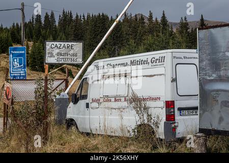 TRANSALPINA, ROUMANIE - 24 OCTOBRE 2020 : rue improvisée de l'île Ranca Resort, Transalpina, Roumanie Banque D'Images