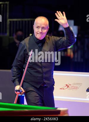 Hong Kong, Chine. 06th octobre 2022. World No5 John Higgins (en photo) d'Écosse bat World NO2 Judd Trump d'Angleterre lors de leur match d'ouverture des Hong Kong Masters Snooker 2022. Le tournoi qui se joue au Hong Kong Coliseum voit les 5 meilleurs joueurs du monde faire face aux talents locaux. Alamy Live Sport/Jayne Russell Credit: Jayne Russell/Alamy Live News Banque D'Images