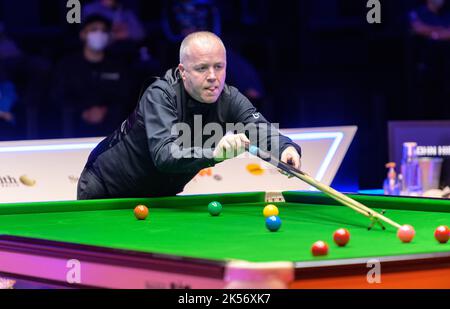 Hong Kong, Chine. 06th octobre 2022. World No5 John Higgins (en photo) d'Écosse bat World NO2 Judd Trump d'Angleterre lors de leur match d'ouverture des Hong Kong Masters Snooker 2022. Le tournoi qui se joue au Hong Kong Coliseum voit les 5 meilleurs joueurs du monde faire face aux talents locaux. Alamy Live Sport/Jayne Russell Credit: Jayne Russell/Alamy Live News Banque D'Images
