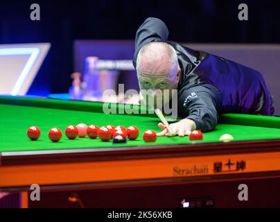 Hong Kong, Chine. 06th octobre 2022. World No5 John Higgins (en photo) d'Écosse bat World NO2 Judd Trump d'Angleterre lors de leur match d'ouverture des Hong Kong Masters Snooker 2022. Le tournoi qui se joue au Hong Kong Coliseum voit les 5 meilleurs joueurs du monde faire face aux talents locaux. Alamy Live Sport/Jayne Russell Credit: Jayne Russell/Alamy Live News Banque D'Images