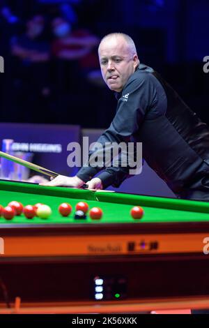 Hong Kong, Chine. 06th octobre 2022. World No5 John Higgins (en photo) d'Écosse bat World NO2 Judd Trump d'Angleterre lors de leur match d'ouverture des Hong Kong Masters Snooker 2022. Le tournoi qui se joue au Hong Kong Coliseum voit les 5 meilleurs joueurs du monde faire face aux talents locaux. Alamy Live Sport/Jayne Russell Credit: Jayne Russell/Alamy Live News Banque D'Images