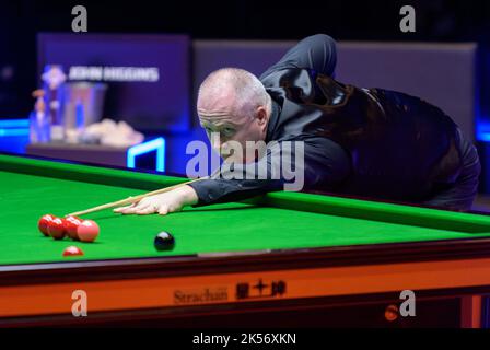 Hong Kong, Chine. 06th octobre 2022. World No5 John Higgins (en photo) d'Écosse bat World NO2 Judd Trump d'Angleterre lors de leur match d'ouverture des Hong Kong Masters Snooker 2022. Le tournoi qui se joue au Hong Kong Coliseum voit les 5 meilleurs joueurs du monde faire face aux talents locaux. Alamy Live Sport/Jayne Russell Credit: Jayne Russell/Alamy Live News Banque D'Images