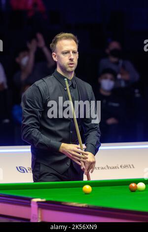 Hong Kong, Chine. 06th octobre 2022. World No5 John Higgins, originaire d'Écosse, bat World NO2 Judd Trump (en photo), originaire d'Angleterre, lors de leur match d'ouverture des Hong Kong Masters Snooker 2022. Le tournoi qui se joue au Hong Kong Coliseum voit les 5 meilleurs joueurs du monde faire face aux talents locaux. Alamy Live Sport/Jayne Russell Credit: Jayne Russell/Alamy Live News Banque D'Images