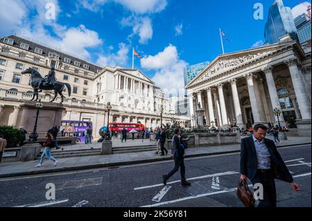 Londres, Royaume-Uni. 6th octobre 2022. Les gens passent la Banque d'Angleterre et la Bourse royale - la première lutte avec l'agitation du marché créée par l'événement budgétaire de Liz Truss et son équipe. Crédit : Guy Bell/Alay Live News Banque D'Images