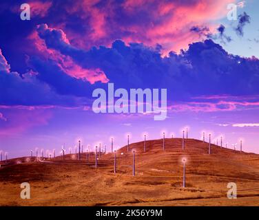 De pales tournant ALTAMONT PASS WIND TURBINE POWER PLANT CALIFORNIA USA Banque D'Images