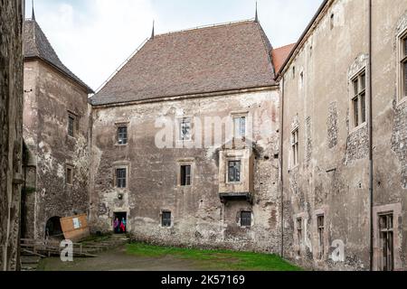 Images de la cour intérieure du château de Hunedoara, également connu comme un château de Corvin ou de Hunyadi à Hunedoara, Roumanie Banque D'Images