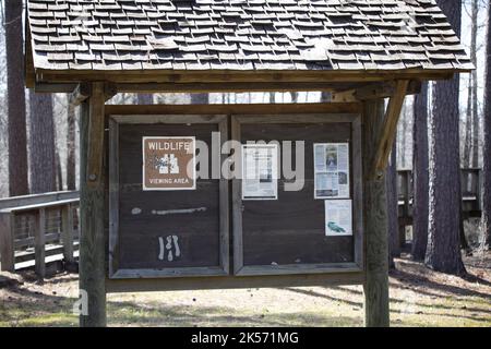 ZONE D'OBSERVATION DE LA FAUNE ET PANNEAU DE BIENVENUE POUR LE LAC IATT, ZONE RÉCRÉATIVE DU LAC IATT, DISTRICT DES RANGERS DE CATAHOULA, FORÊT NATIONALE DE KISATCHIE, LOUISIANE/ÉTATS-UNIS Banque D'Images