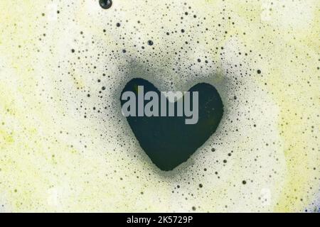 Forme de coeur vert foncé en mousse, mise au point douce en gros plan Banque D'Images