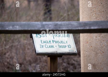 ZONE RÉCRÉATIVE DU LAC IATT, FORÊT NATIONALE DE KISATCHIE, LOUISIANE/États-Unis – FÉVRIER 28 2020 : panneau signalant une maison de chauve-souris construite par Eagle Scouts, ZIF Clark, tr Banque D'Images