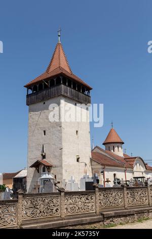 Hunedoara, comté de Hunedoara - 22 juillet 2022 : église Saint-Nicolas et cimetière à Hunedoara, Transylvanie, Roumanie. Banque D'Images