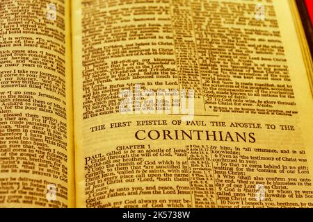 Gros plan de la page antique de la Sainte Bible, faible profondeur de champ avec foyer sur le titre de chapitre, Corinthiens Banque D'Images